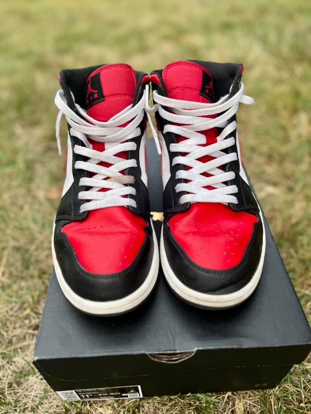 Jordan 1 Mid Bred Toe Size 11.5 Mens - Picture 2 of 7